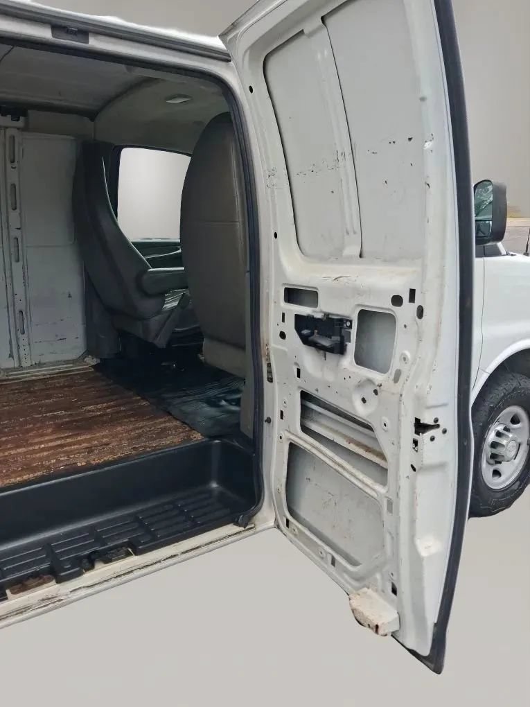 Used 2015 Chevrolet Express 2500 RWD image 30