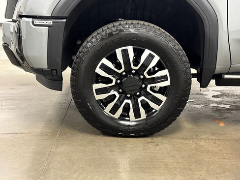 Used 2025 GMC Sierra 2500 Denali Ultimate image 9
