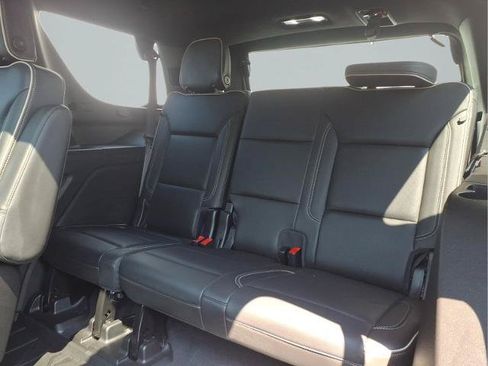 Used 2021 Chevrolet Tahoe Premier w/ Premium Package AWD/4WD image 12