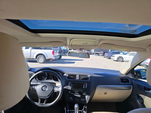 Used 2016 Volkswagen Jetta SE image 9