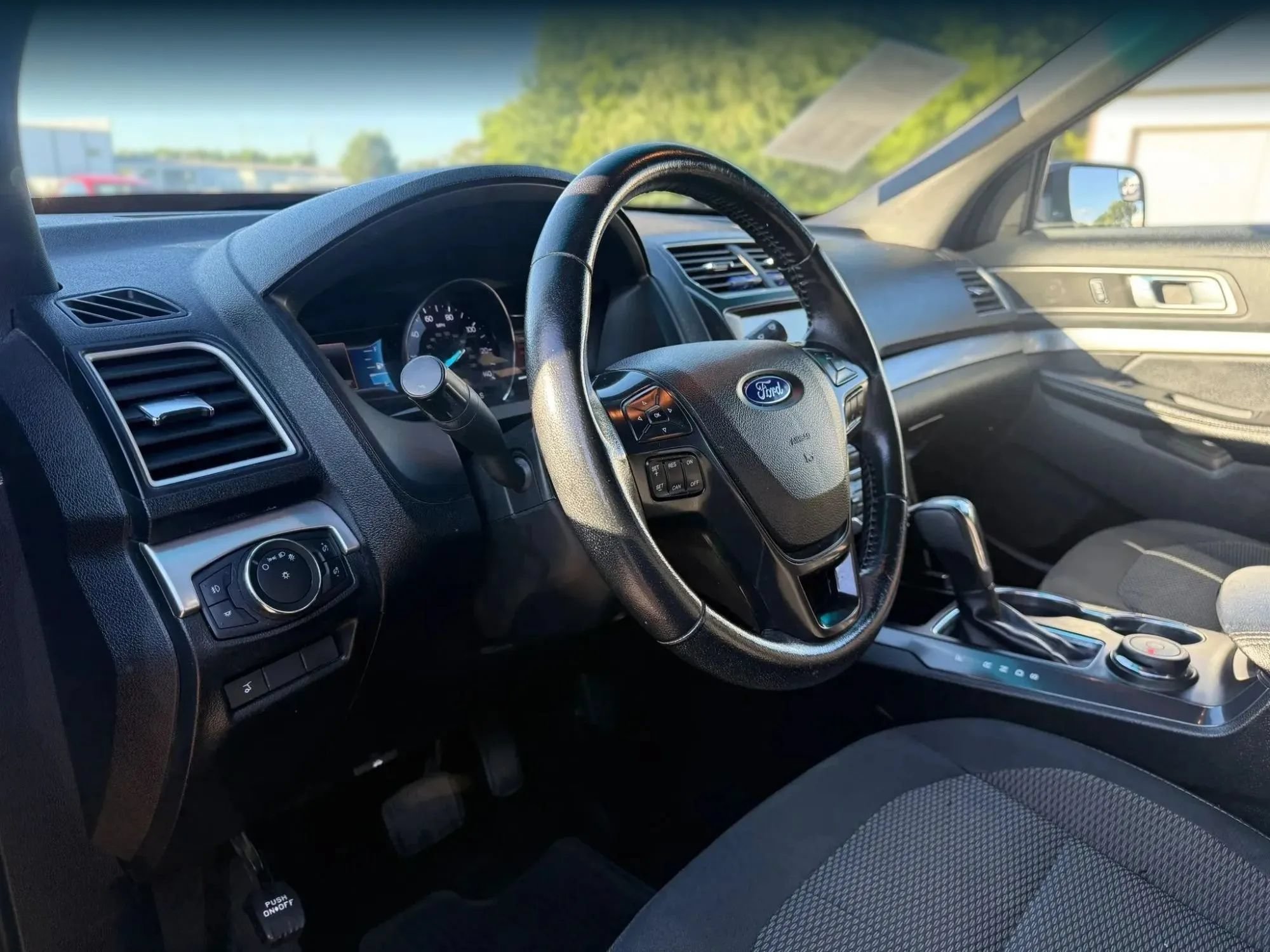 Used 2016 Ford Explorer XLT w/ Equipment Group 201A AWD/4WD image 17