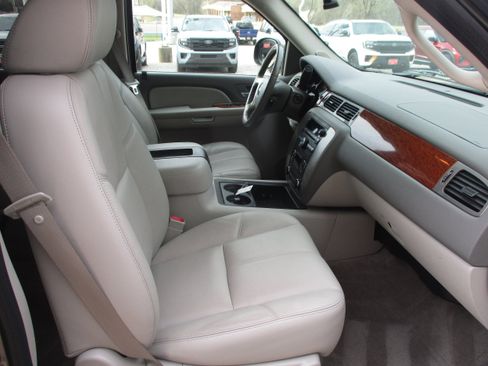 Used 2008 GMC Yukon XL SLT w/ SLT Preferred Equipment Group image 10