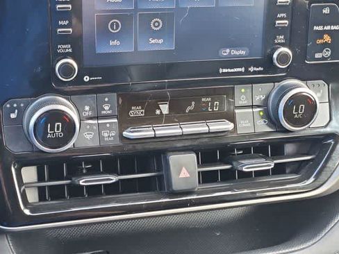 Used 2022 Toyota Highlander XLE AWD/4WD image 26