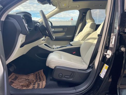 Certified 2023 Volvo XC40 B5 Plus w/ Protection Package Premier image 23