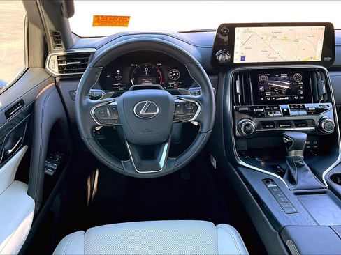 Used 2025 Lexus LX 600 4WD w/ Luxury Package image 5