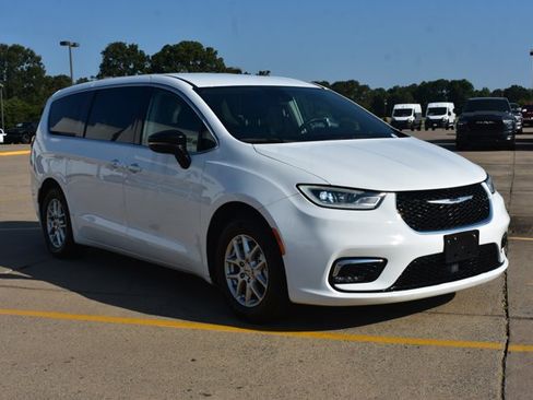 Used 2024 Chrysler Pacifica Touring-L FWD image 3