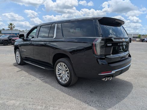 New 2026 Chevrolet Suburban Premier RWD image 7