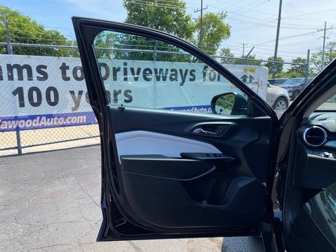 Used 2026 Chevrolet Trax LT FWD image 11