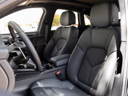Certified 2026 Porsche Macan AWD/4WD image 5