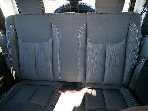 Used 2018 Jeep Wrangler Sahara w/ Connectivity Group image 13