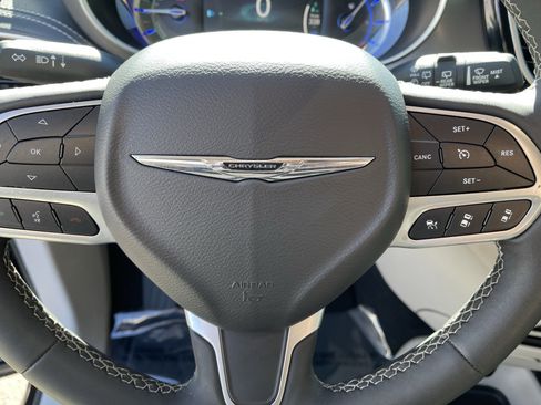 Used 2024 Chrysler Pacifica Limited FWD image 19