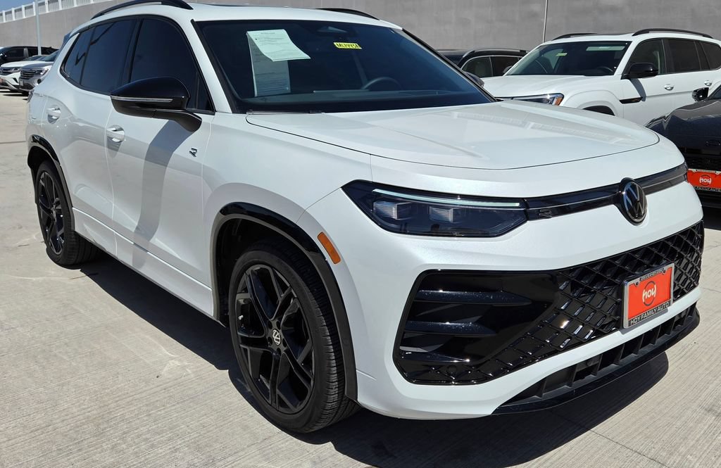Certified 2025 Volkswagen Tiguan SE R-Line FWD image 2