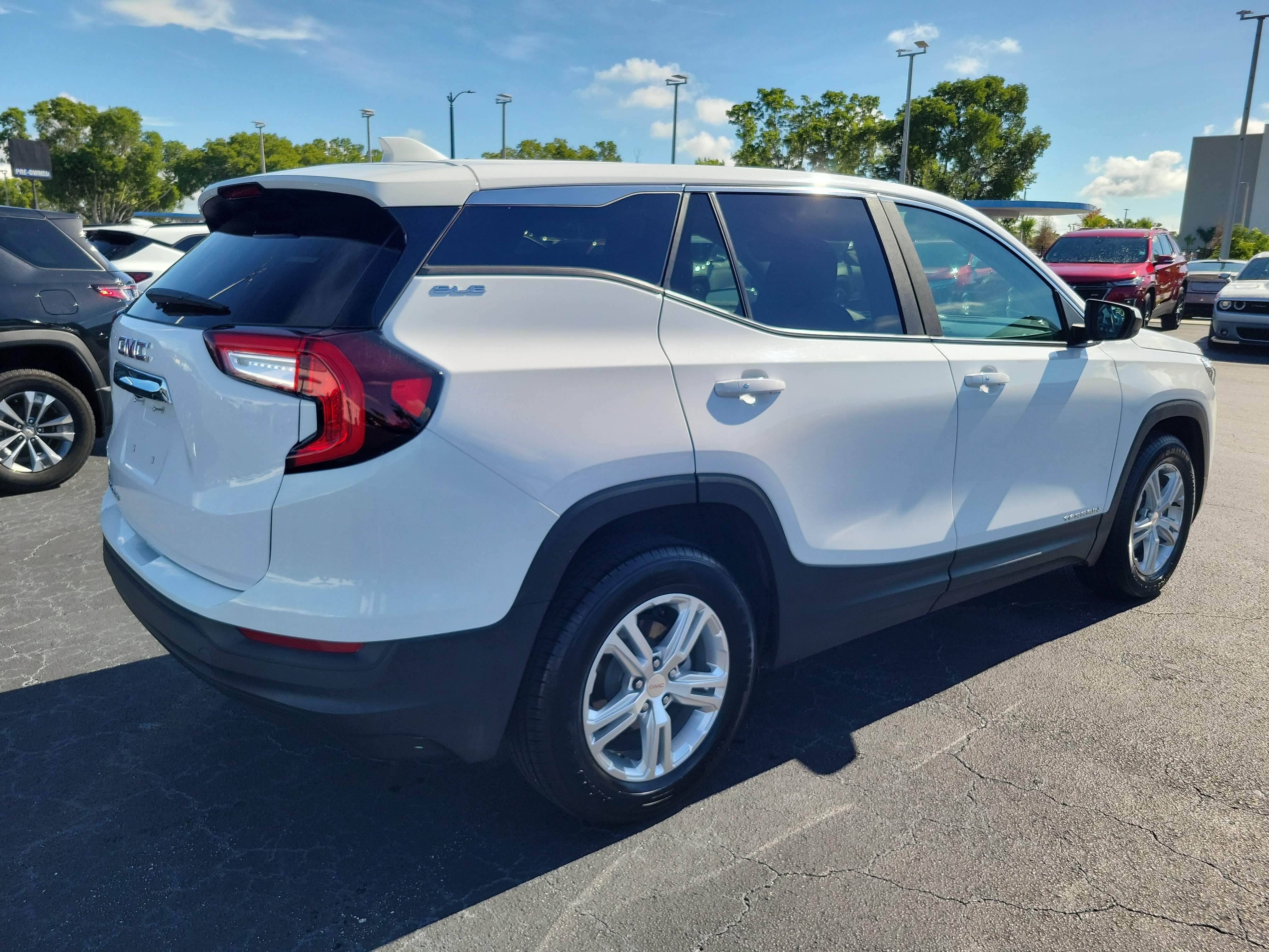 Used 2024 GMC Terrain SLE FWD image 4