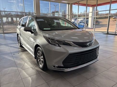 Used 2021 Toyota Sienna XLE image 3
