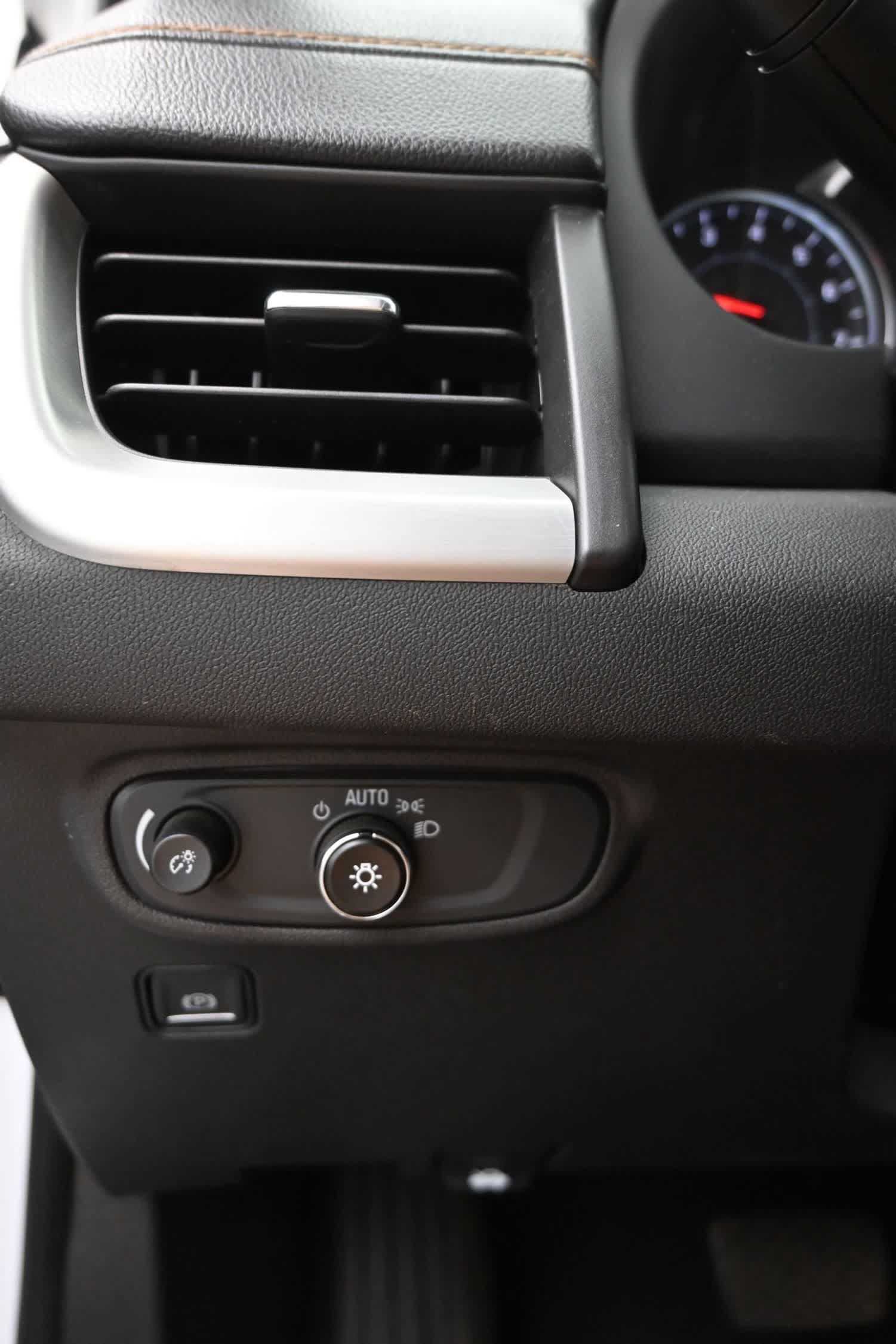 Used 2021 GMC Terrain SLE w/ Driver Convenience Package FWD image 23