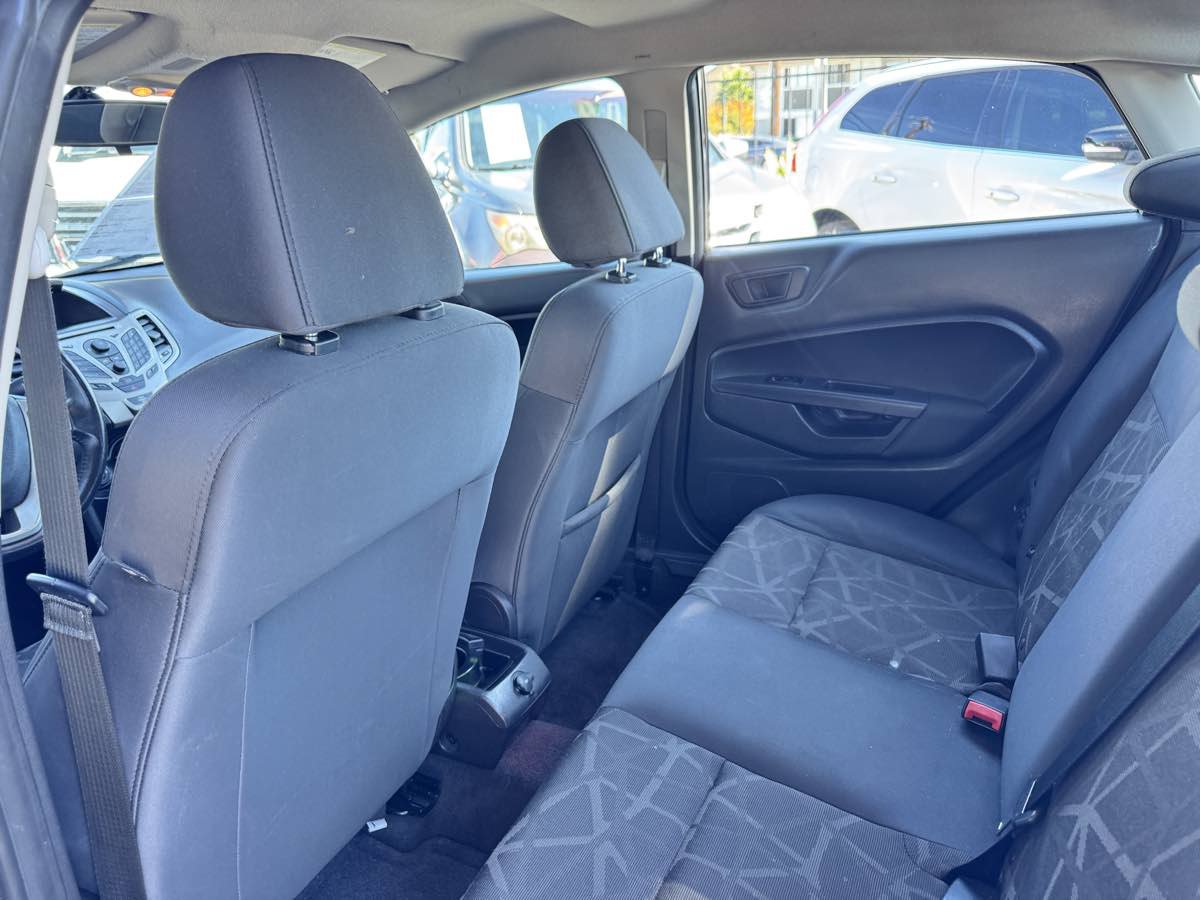 Used 2013 Ford Fiesta SE FWD image 25