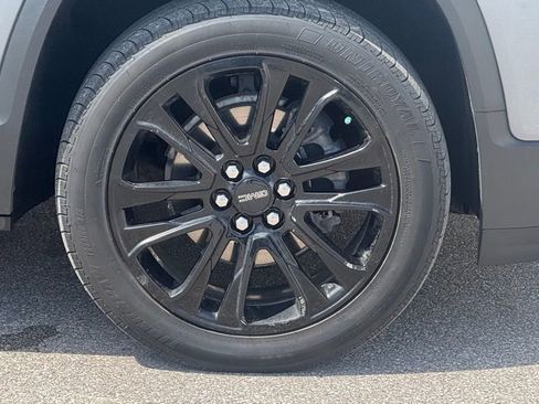 Used 2022 GMC Acadia SLE w/ Elevation Edition image 3