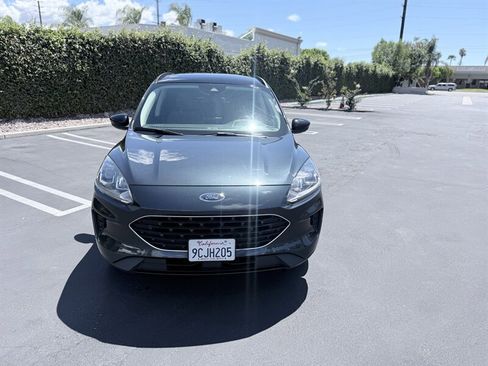 Used 2022 Ford Escape SE w/ SE Sport Appearance Package image 3