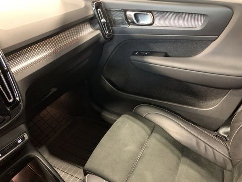 Used 2022 Volvo XC40 T5 R-Design w/ Climate Package image 31