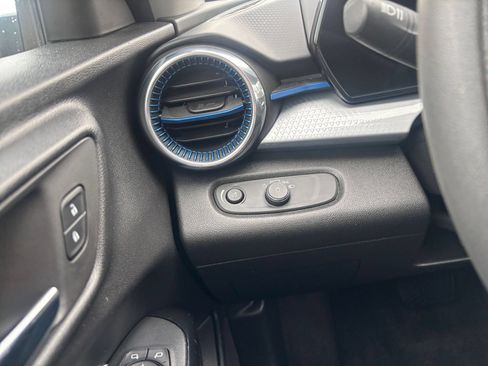 Used 2025 Chevrolet Trax LT FWD image 32