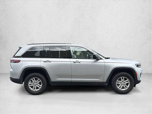 Used 2024 Jeep Grand Cherokee Laredo w/ Luxury Tech Group I AWD/4WD image 4