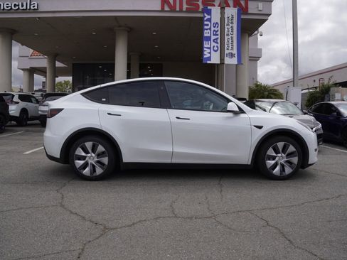 Used 2023 Tesla Model Y AWD image 3