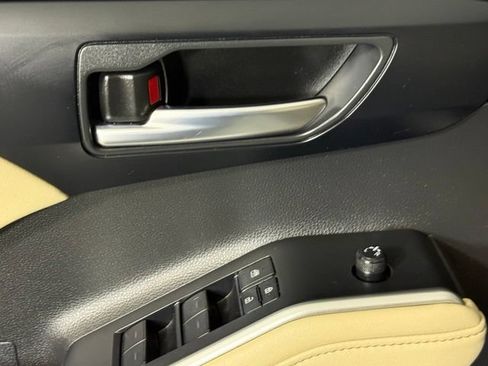 Used 2024 Toyota Highlander XLE FWD image 13