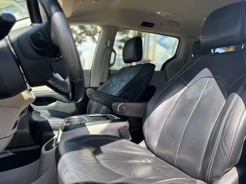 Used 2022 Chrysler Pacifica Touring-L w/ Uconnect Theater Family Group image 8