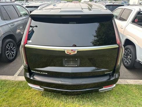 Used 2024 Cadillac Escalade ESV Luxury AWD/4WD image 5