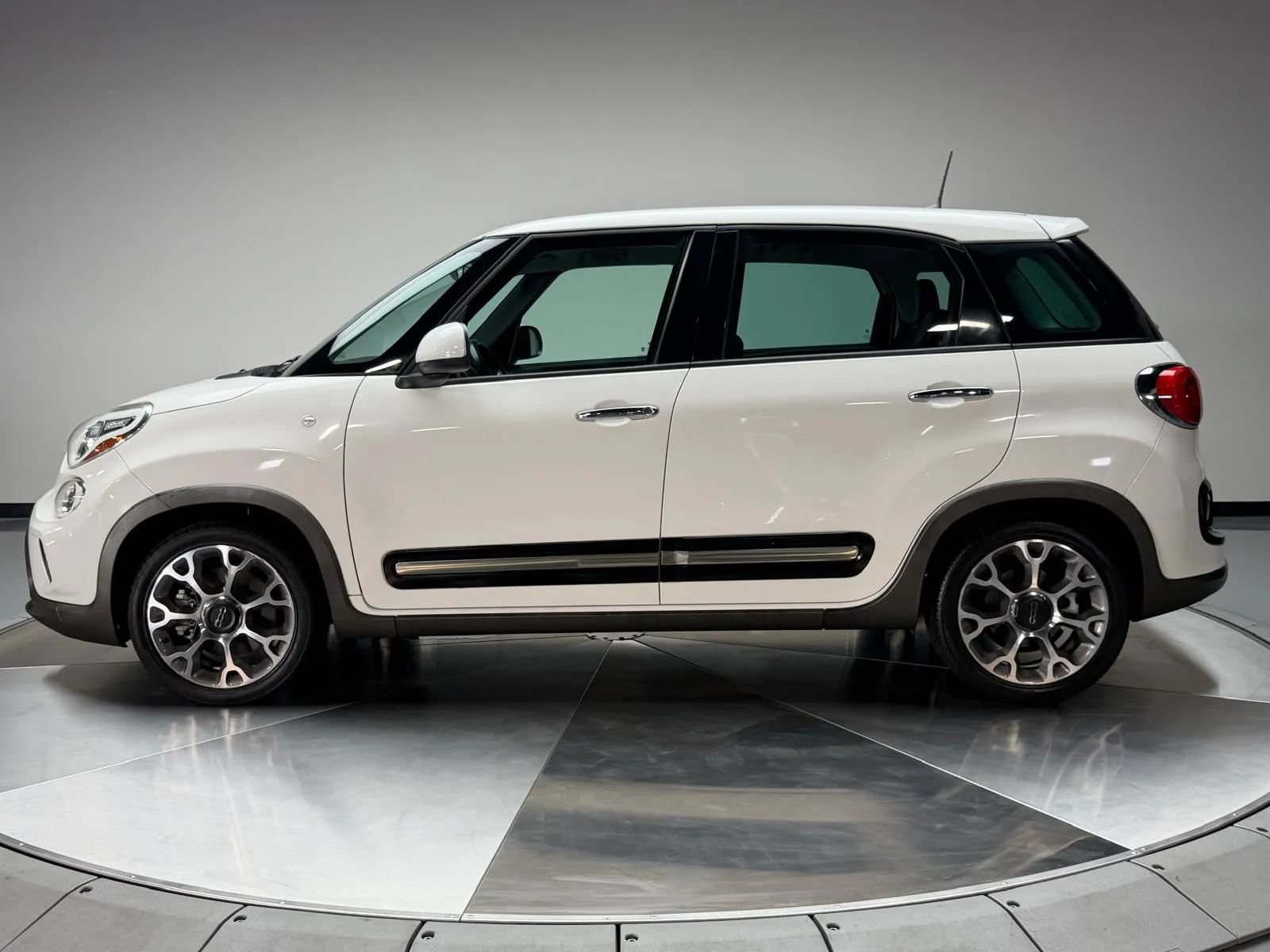 Used 2017 FIAT 500L Trekking FWD image 4