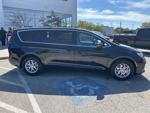 New 2026 Chrysler Pacifica Select image 38