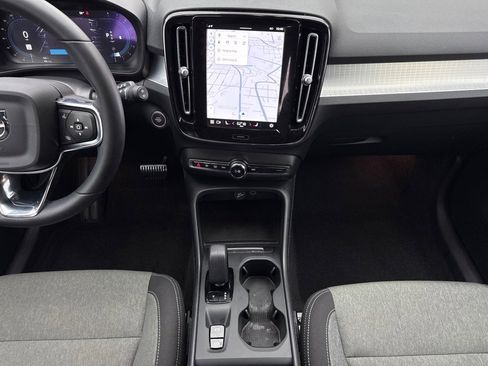 Used 2023 Volvo XC40 B5 Core image 20