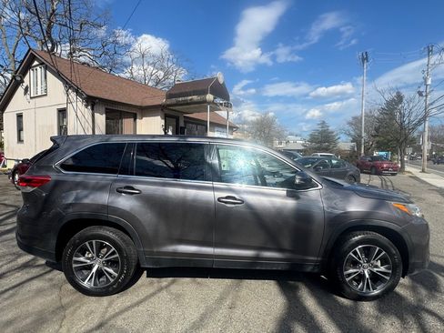Used 2019 Toyota Highlander LE FWD image 6