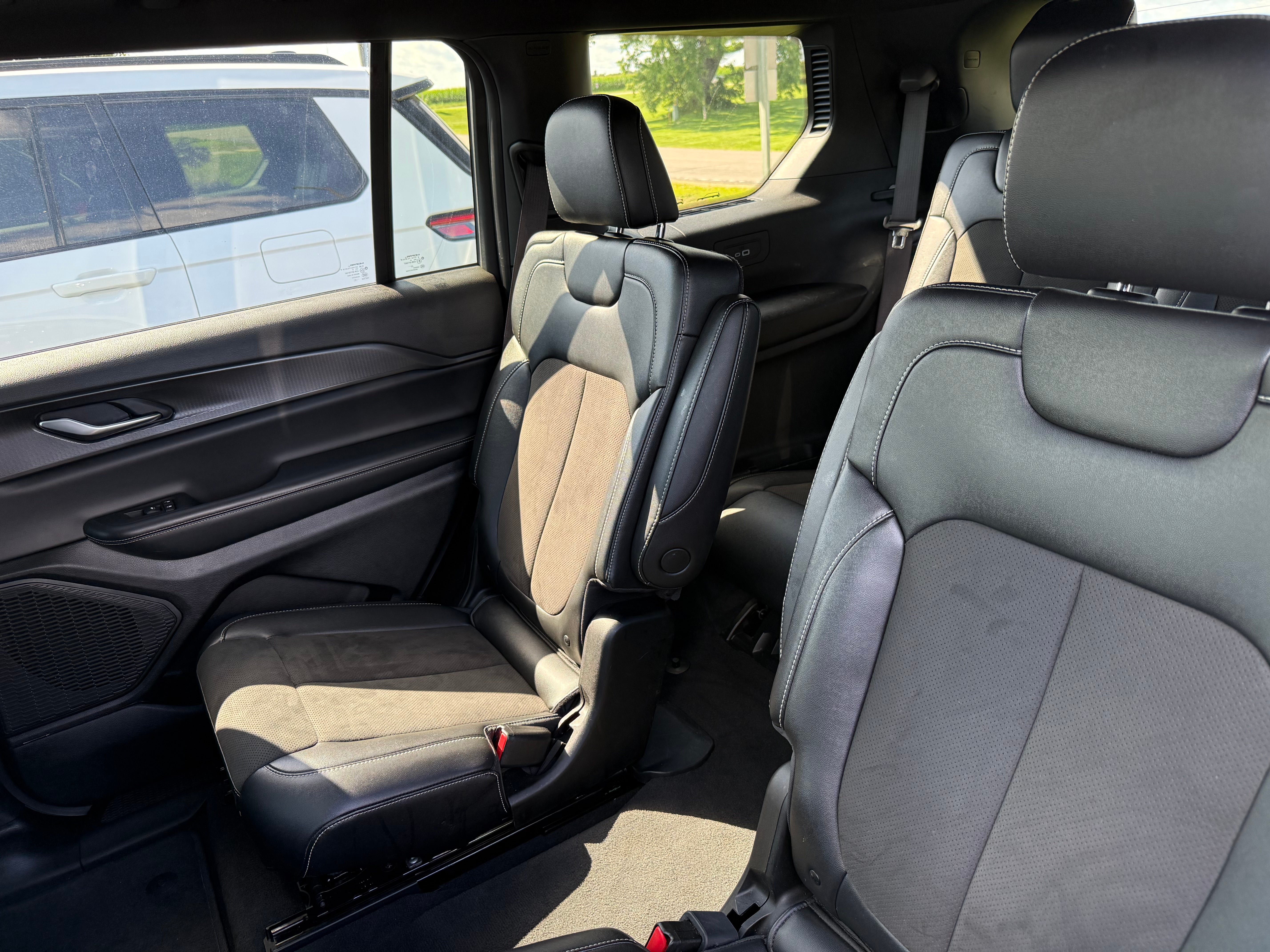 Used 2023 Jeep Grand Cherokee L Laredo AWD/4WD image 8
