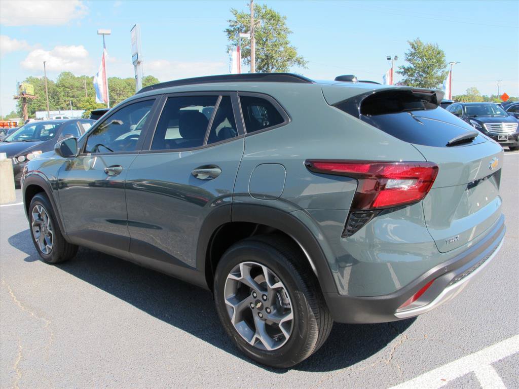 Used 2025 Chevrolet Trax LT w/ Driver Confidence Package FWD image 5