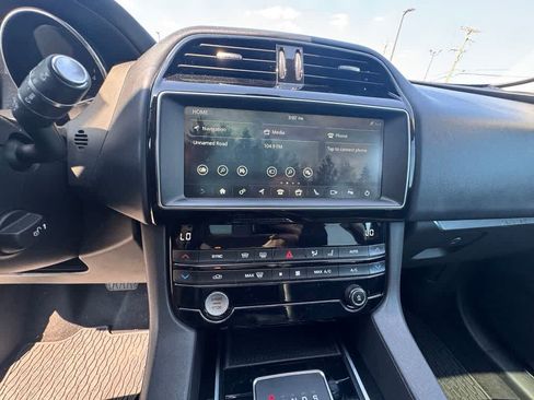 Used 2020 Jaguar F-PACE Premium AWD/4WD image 22