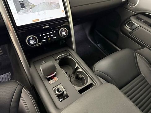 Certified 2025 Land Rover Discovery S image 20