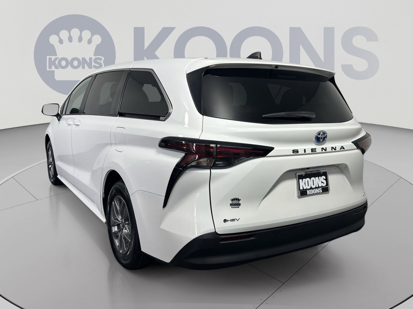 Used 2025 Toyota Sienna LE FWD image 4