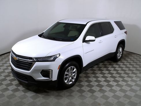 Used 2023 Chevrolet Traverse LS w/ Safety Package FWD image 4