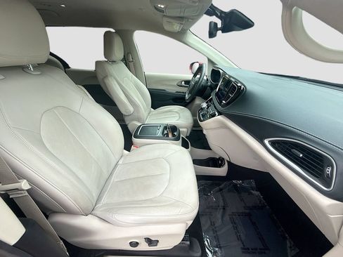 Used 2021 Chrysler Pacifica Touring-L w/ Premium & Safety Sphere Group FWD image 29