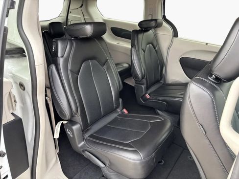 Used 2024 Chrysler Pacifica Touring-L image 26