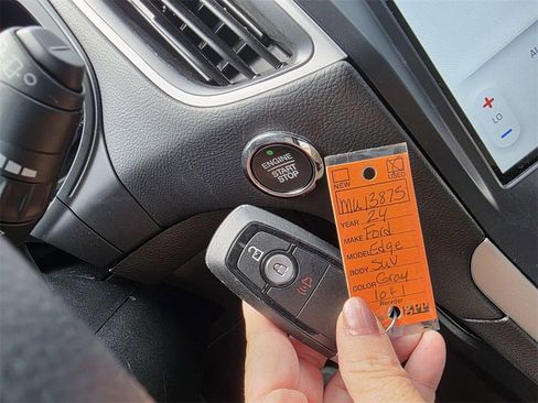 Used 2024 Ford Edge SE image 11