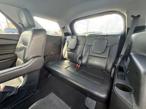 Used 2022 Ford Explorer XLT w/ Equipment Group 202A AWD/4WD image 29