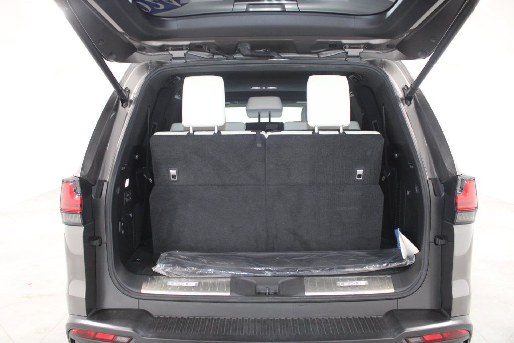 Used 2024 Lexus LX 600 4WD w/ Luxury Package image 16