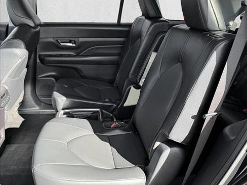 Used 2025 Toyota Grand Highlander XLE image 17