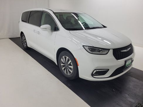 Used 2022 Chrysler Pacifica Touring-L FWD image 13