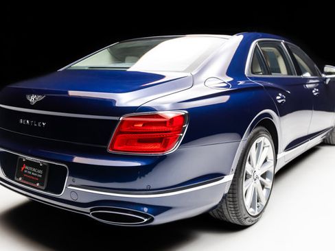 Used 2021 Bentley Flying Spur W12 image 24