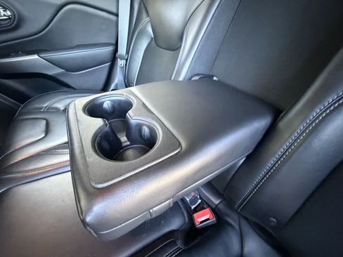 Used 2019 Jeep Cherokee Latitude Plus image 17