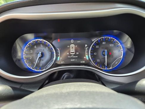 Used 2023 Chrysler Pacifica Touring-L FWD image 33