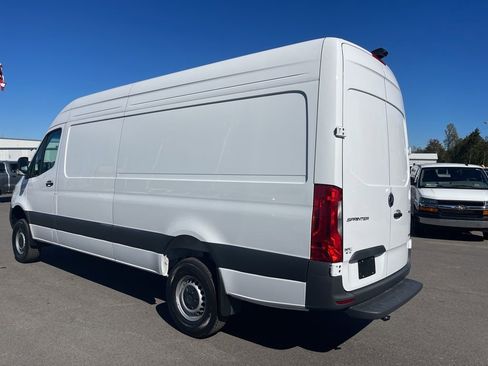 Used 2025 Mercedes-Benz Sprinter 2500 image 3